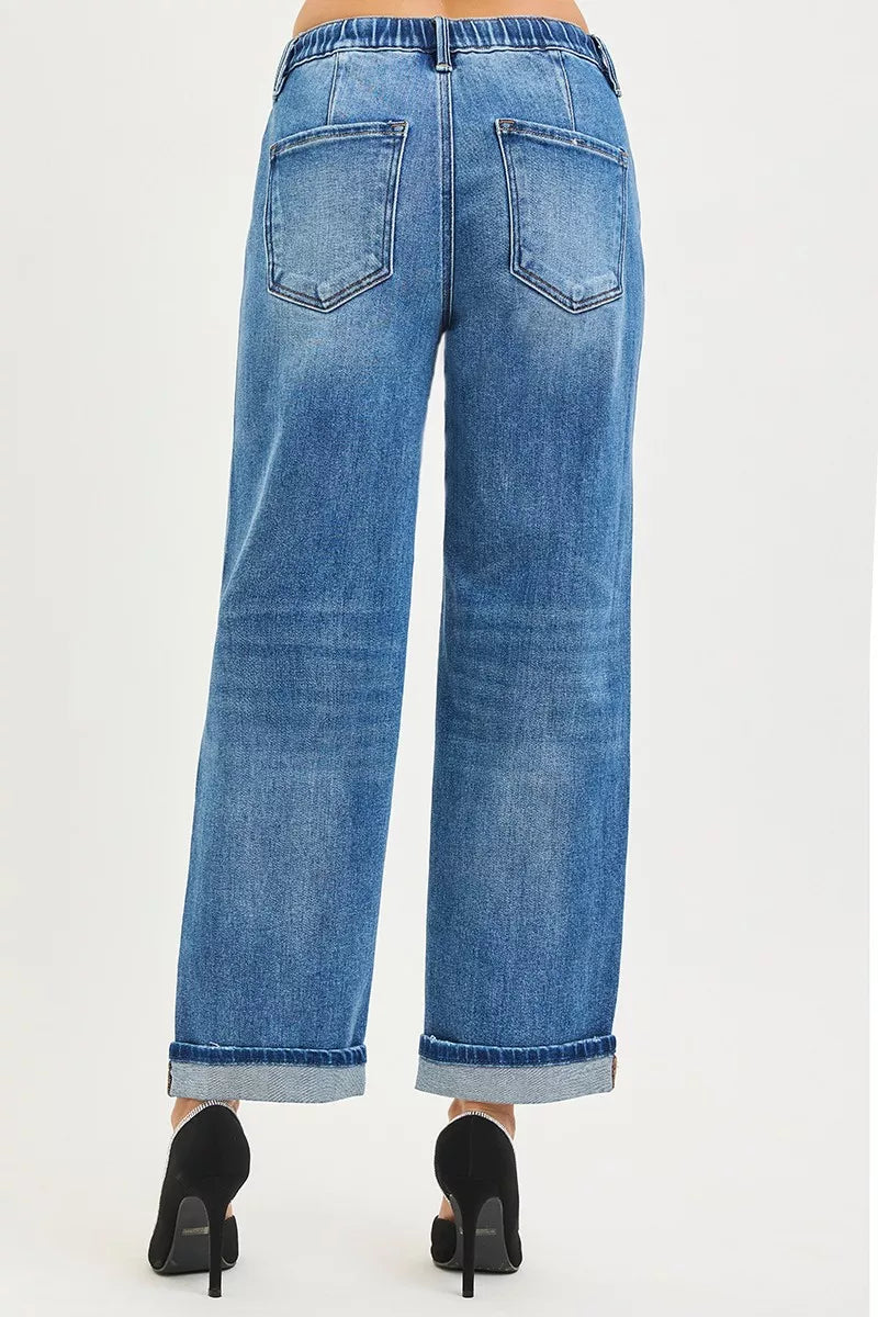 Rückansicht: Medium-wash Boyfriend-Jeans mit Gesäßtaschen und umgeschlagenem Saum