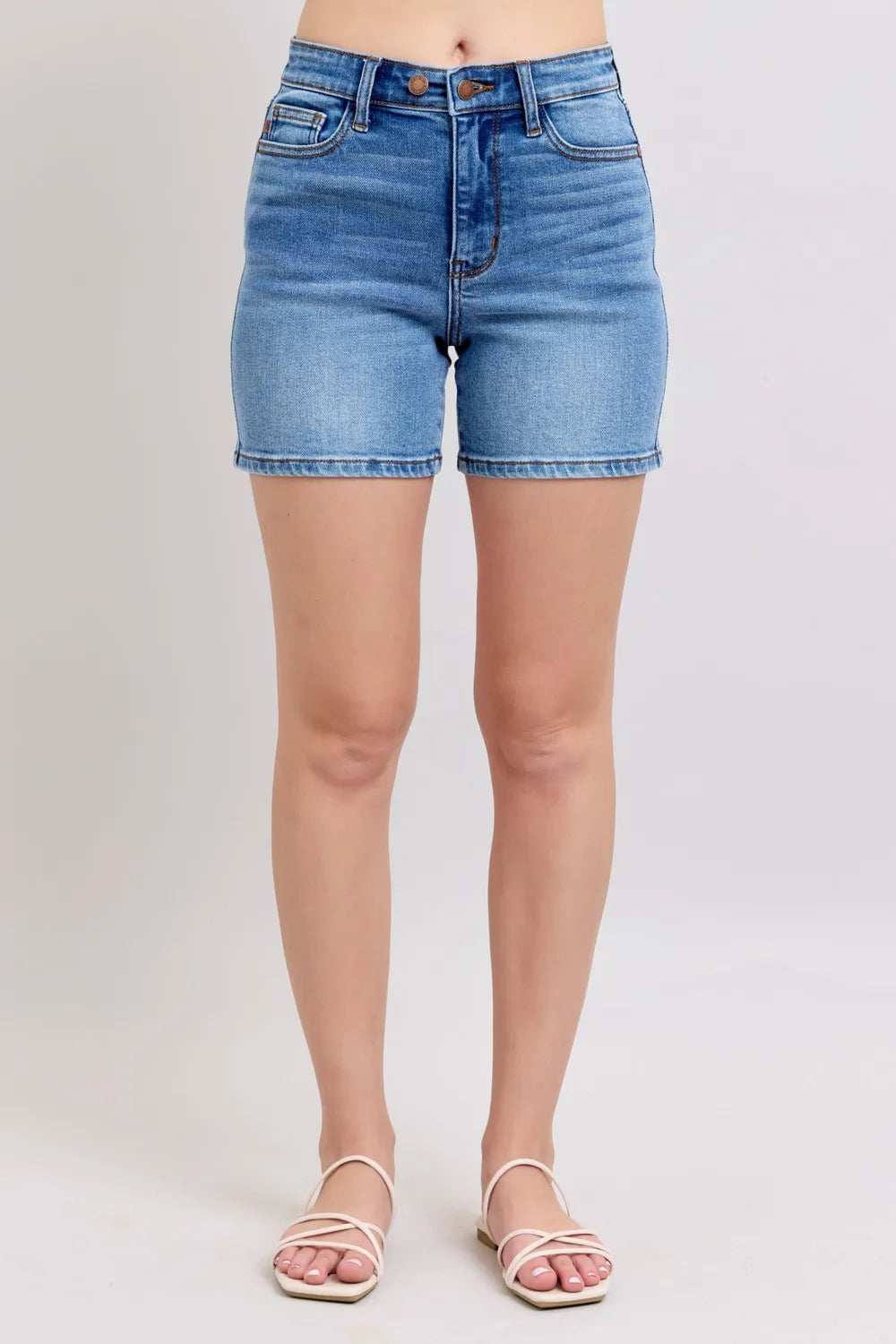 Rückansicht Denim-Shorts Medium Wash mit Bund und Knopfverschluss