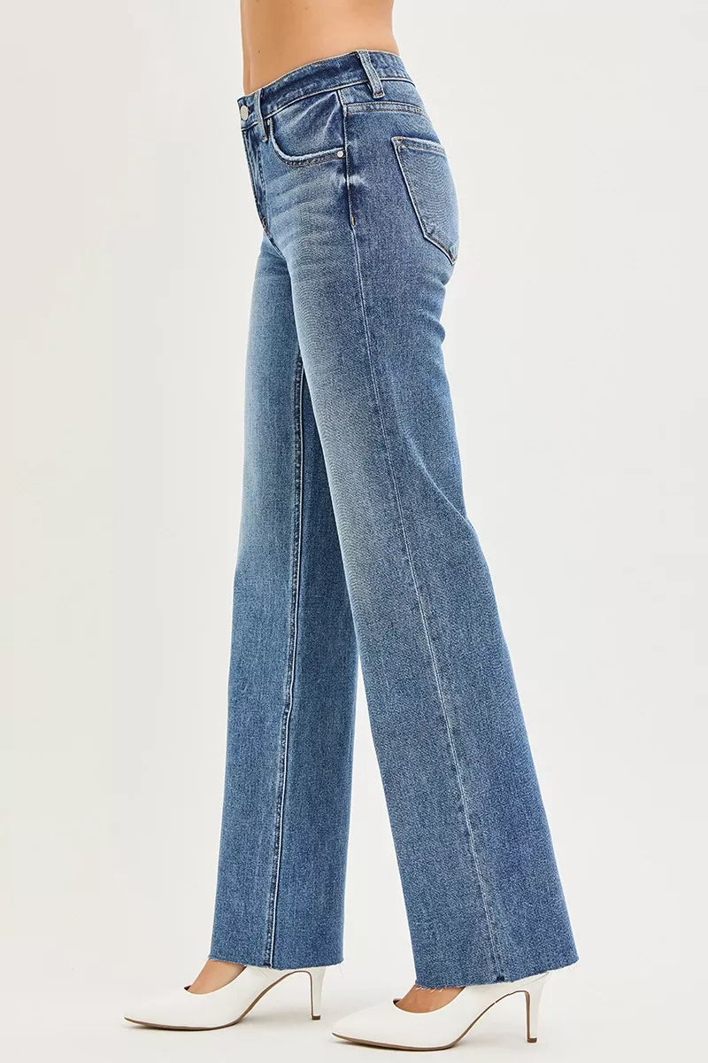 Seitansicht: Jeans mit geradem Bein, mittelhoher Bund, 5-Pocket mit Taschenklappe