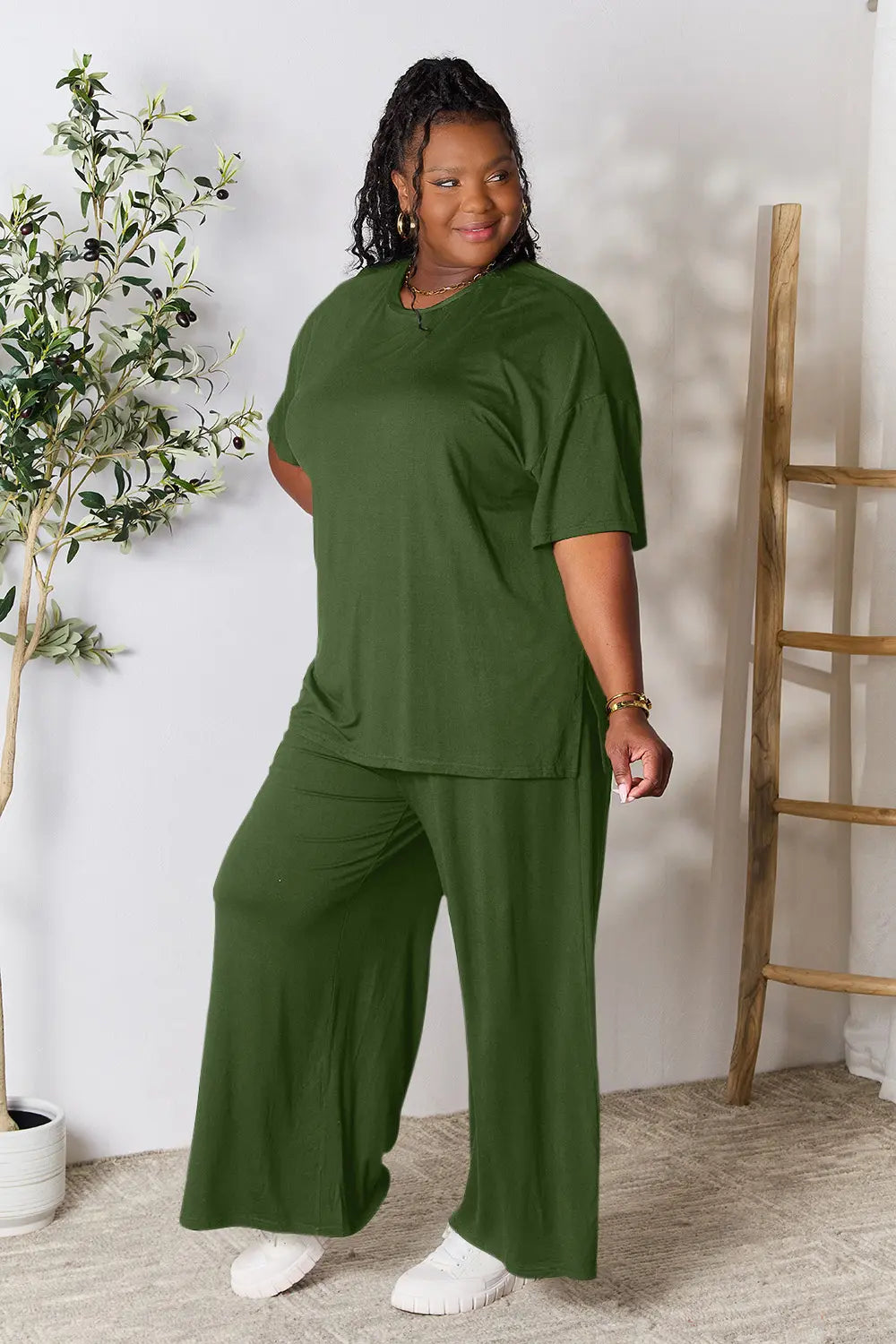 Conjunto Double Take verde con top de manga corta y pantalón ancho, vista frontal