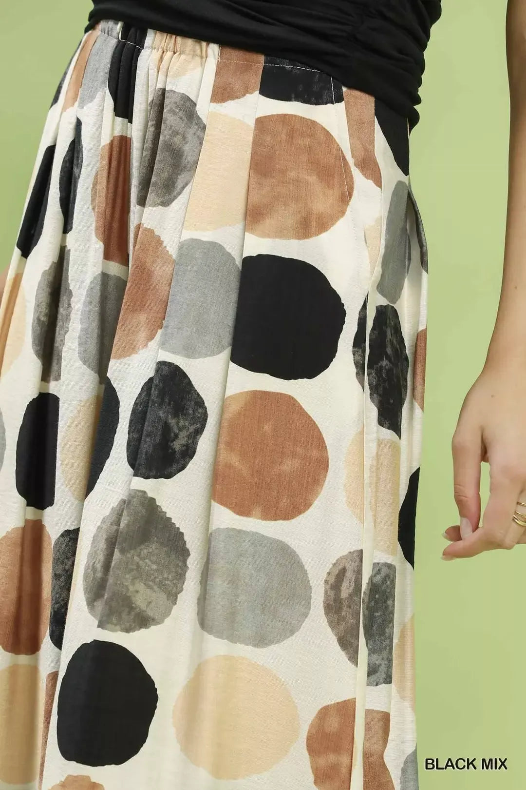 Detailansicht: Dot-Print Stoff in Schwarz-Mix mit Falten am elastischen Bund