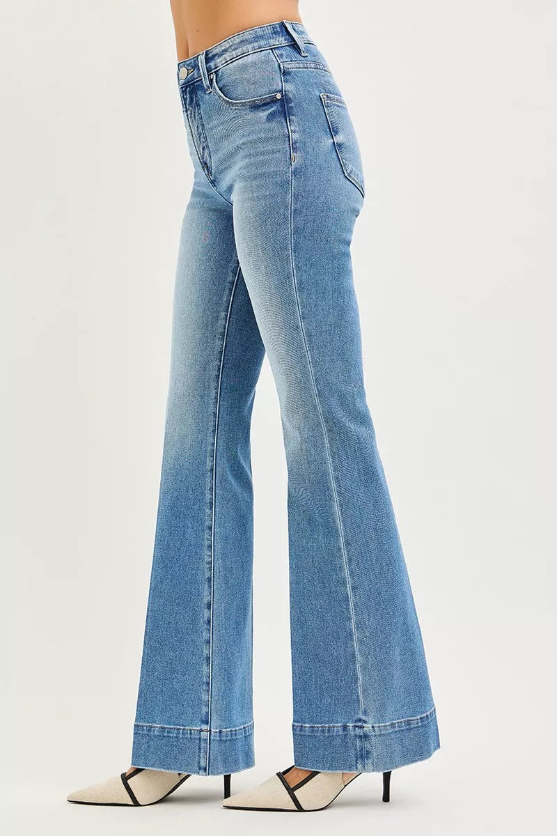 Mittelblaue Flare-Jeans seitlich, Nähte am Bein und Knopf am Bund