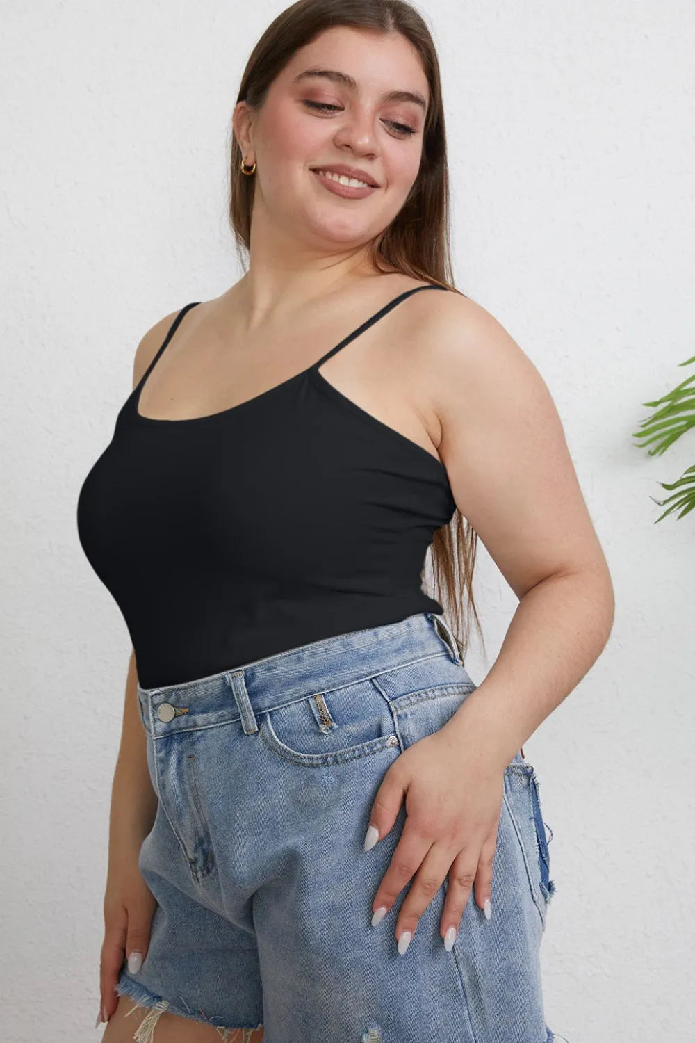 Schwarzes ärmelloses Cami-Top mit Rundhalsausschnitt und schmalen Trägern
