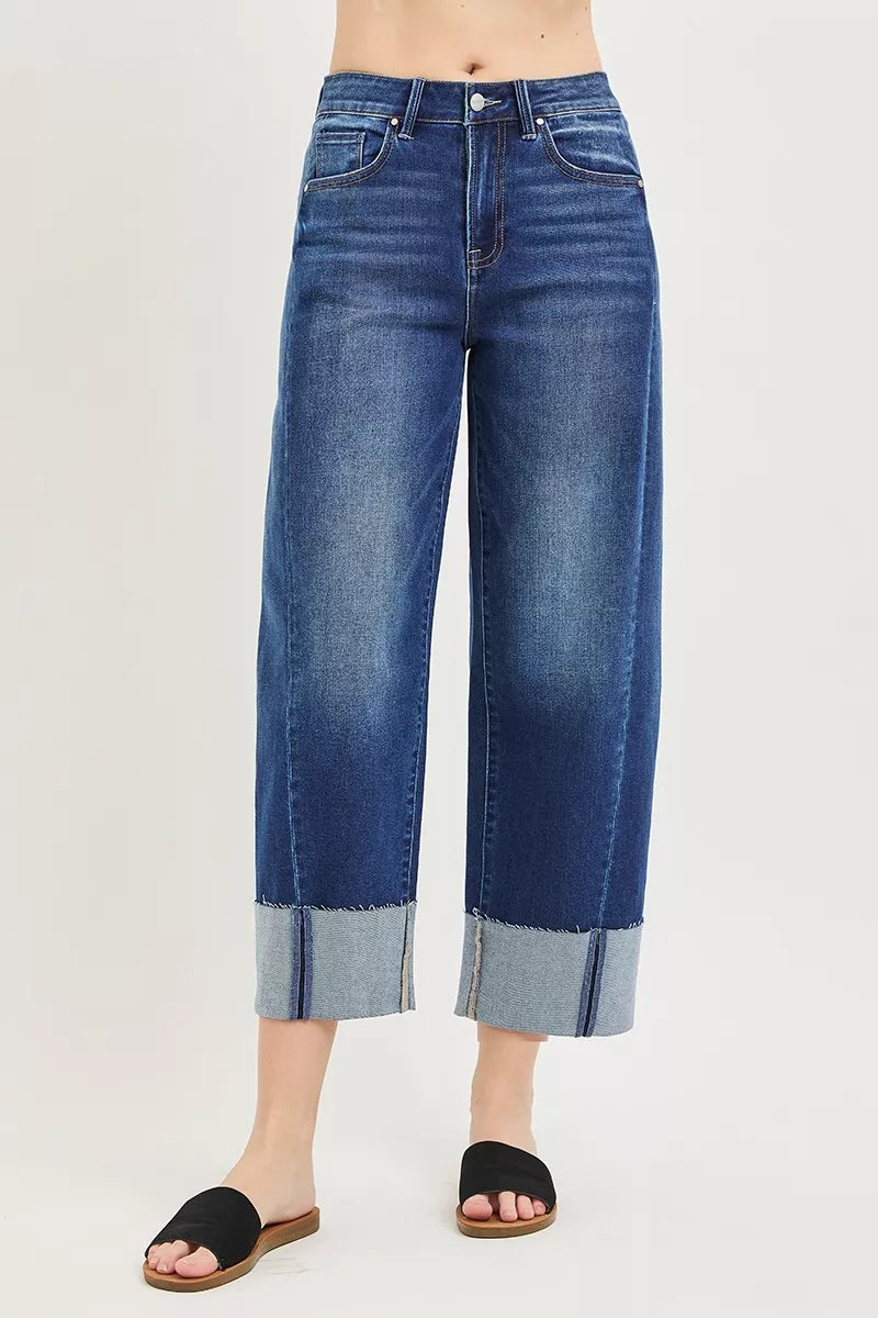 Dunkelblaue Jeans Frontansicht, Knopf- und Reißverschluss, cropped weites Bein, Umschlag-Saum