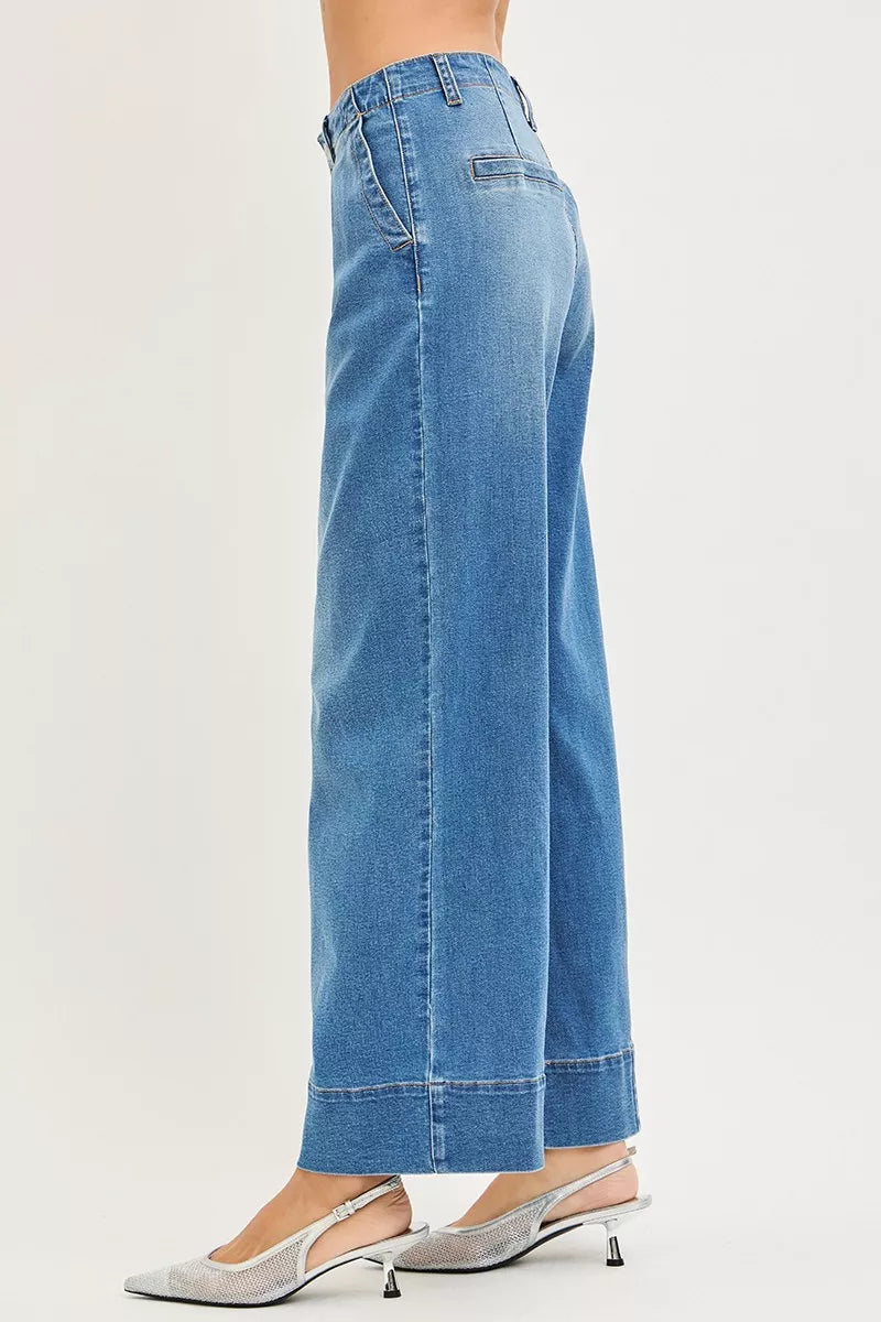 Medium-wash wide-leg jeans in a slouchy fit with side seam and cuffed hem