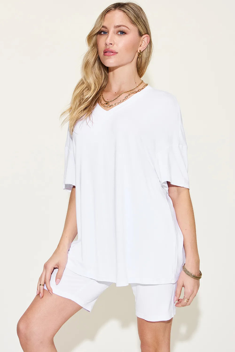 Weißes V-Ausschnitt-T-Shirt und Shorts-Set, lässig mit Drop-Shoulder-Ärmeln