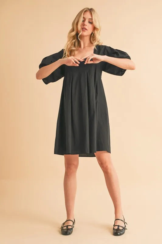 Schwarzes Babydoll-Kleid mit Puffärmeln und eckigem Ausschnitt, ausgestellter Passform