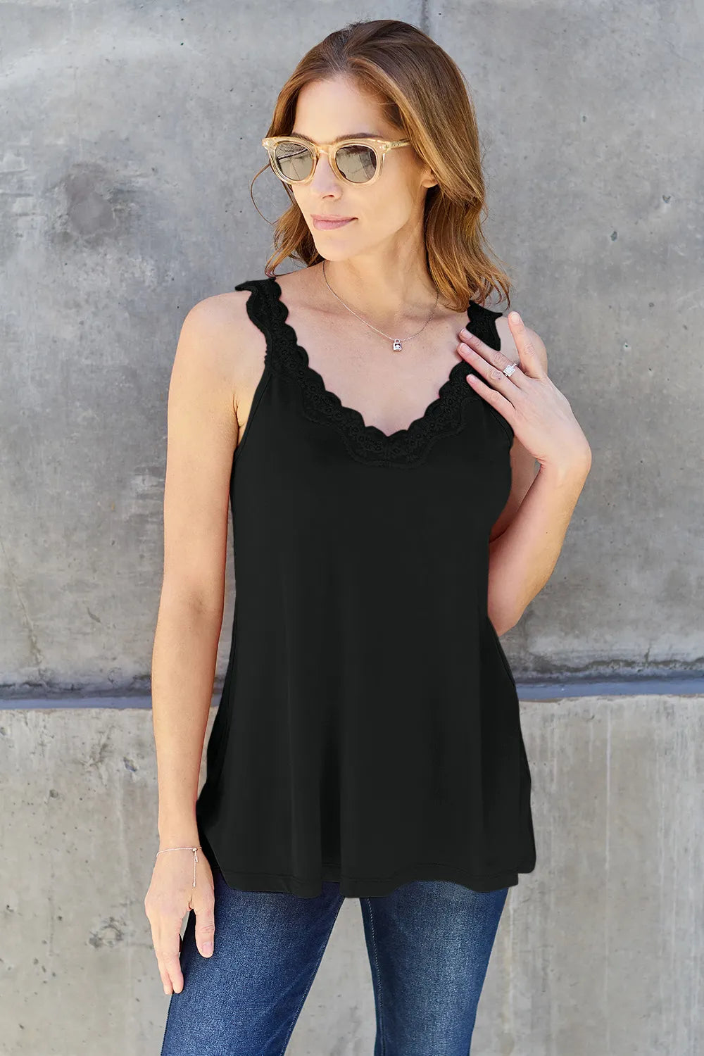 Black full-size cami con pizzo sullo scollo a V e bordino ricamato