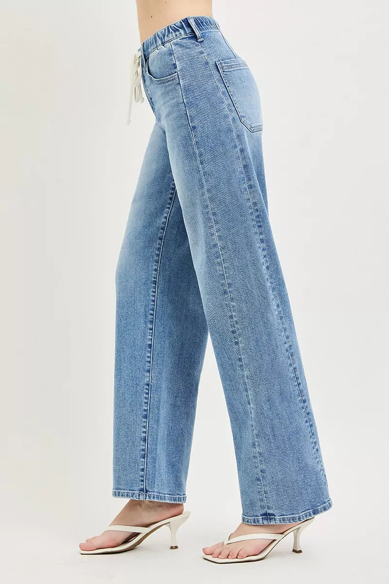 Light wash wide-leg jeans with back patch pockets and side seam stitching