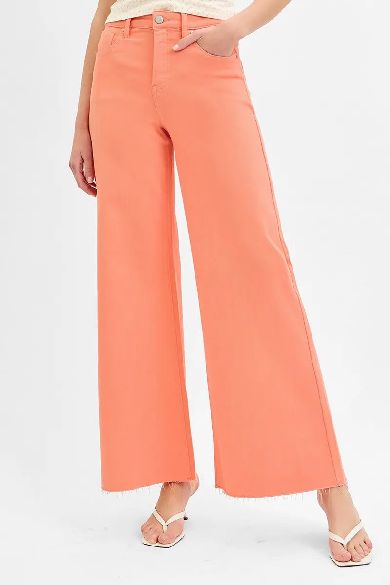 Jeans palazzo tiro alto coral durazno, pierna ancha y dobladillo con flecos
