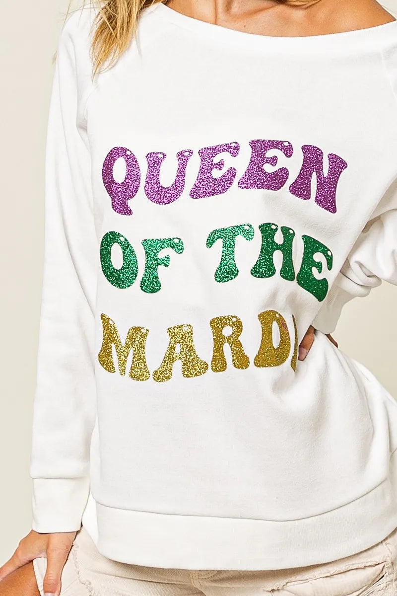 Off-white Sweatshirt mit Glitzertext „QUEEN OF THE MARDI“ (Detailansicht)