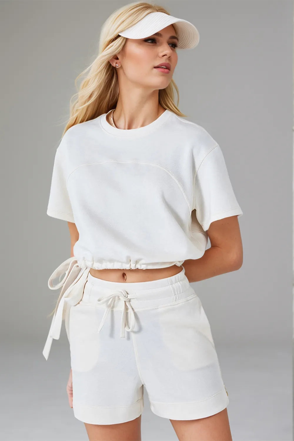 Cream round-neck T-shirt with short sleeves and gathered drawstring hem