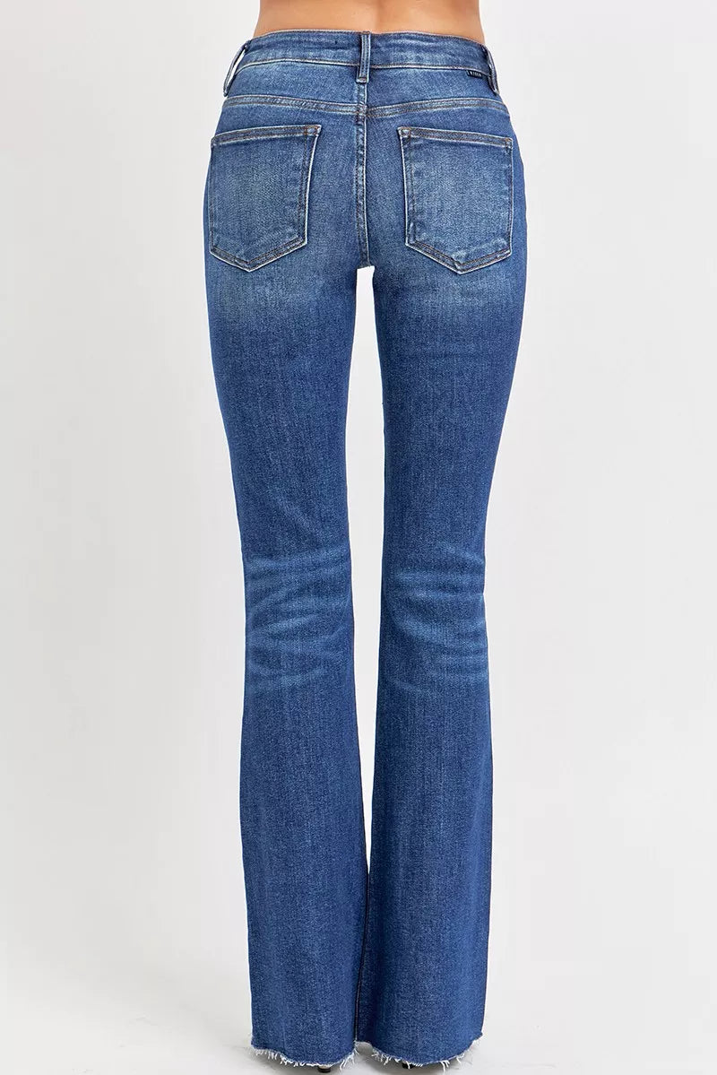 Dunkelblaue Mid-Rise Flare-Jeans Rückansicht mit Gesäßtaschen, Plus-Size