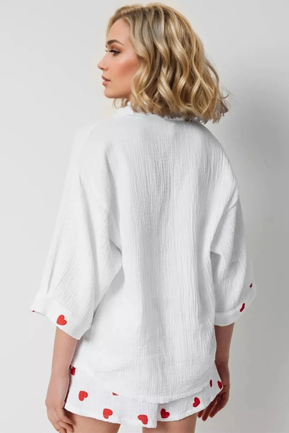 Rückansicht-Set aus weißem Hemd und Shorts mit roten Herzprints