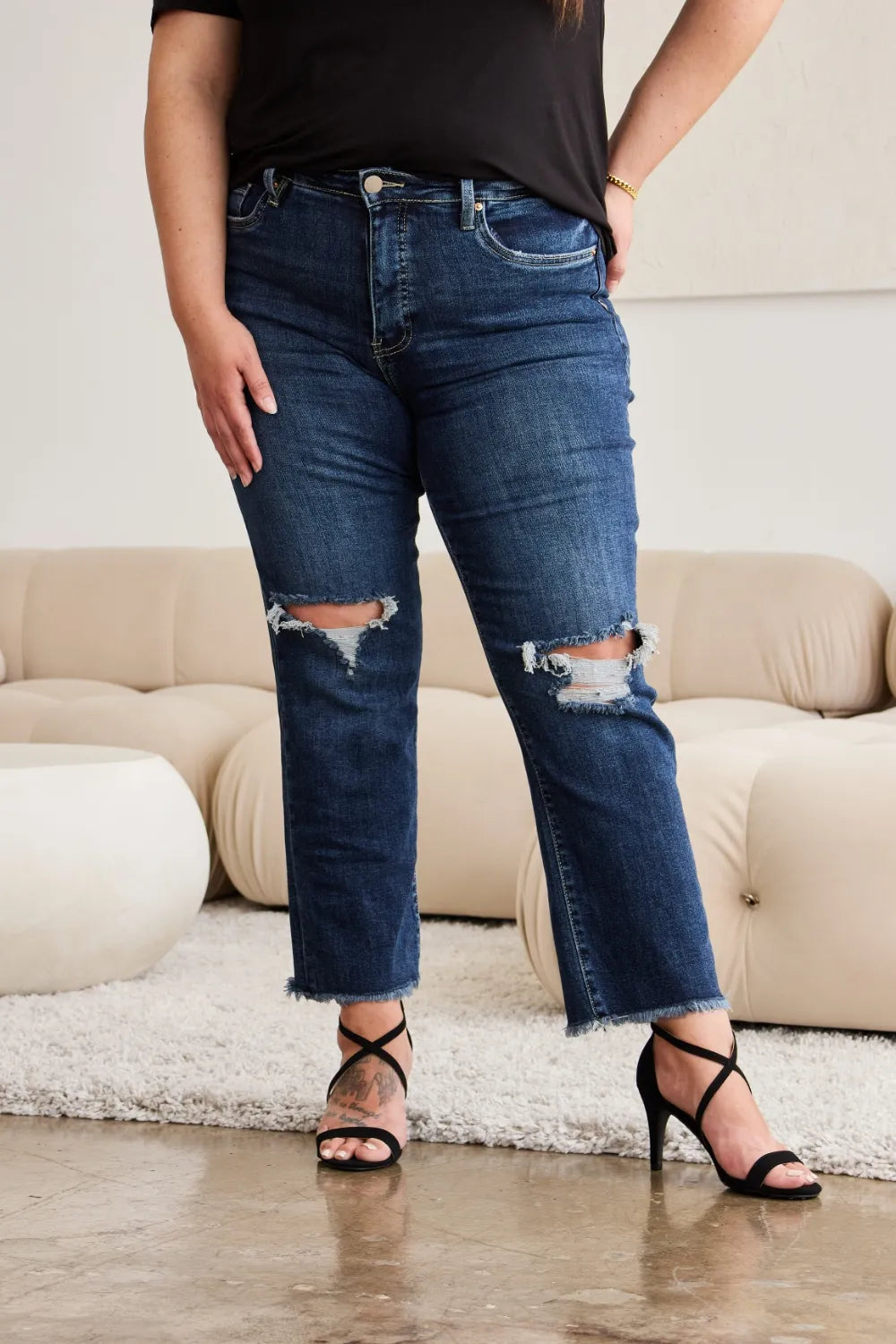 High-Waist Straight Jeans, dunkelblau mit Destroyed-Front und Raw-Hem