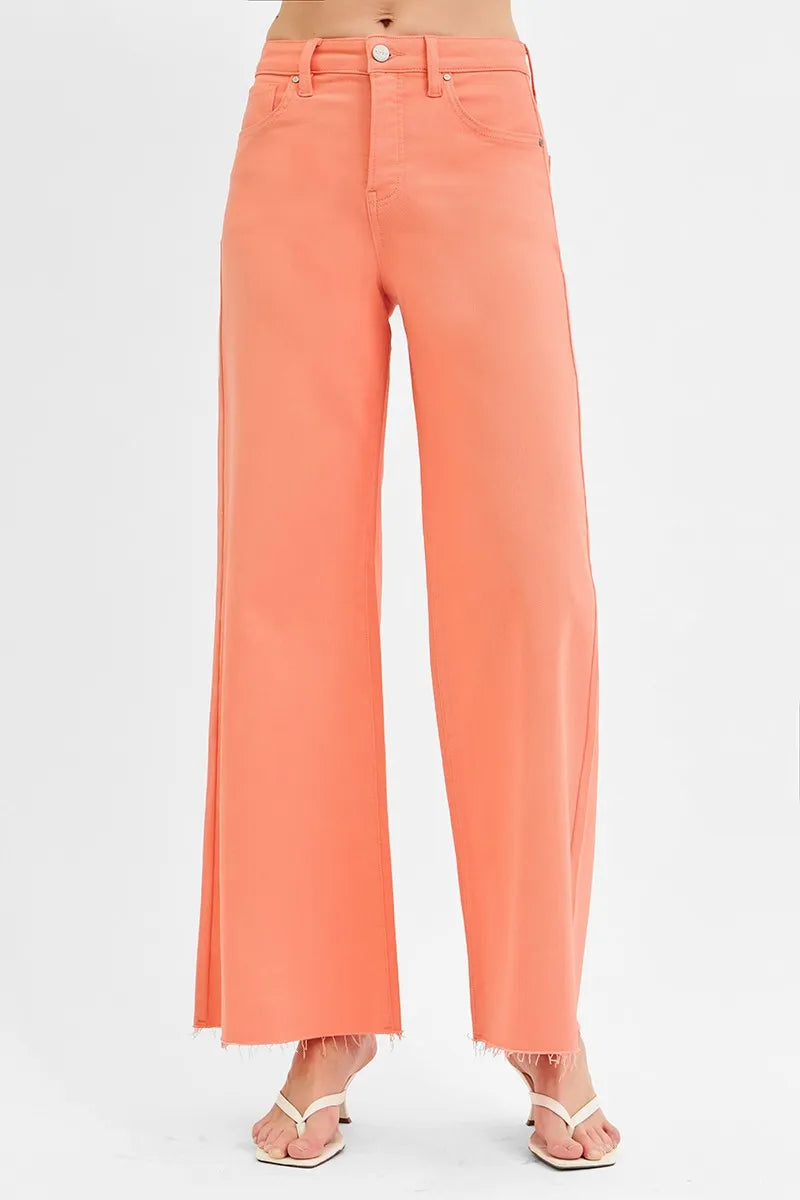 Jeans palazzo tiro alto coral durazno, cierre frontal y bolsillos delanteros