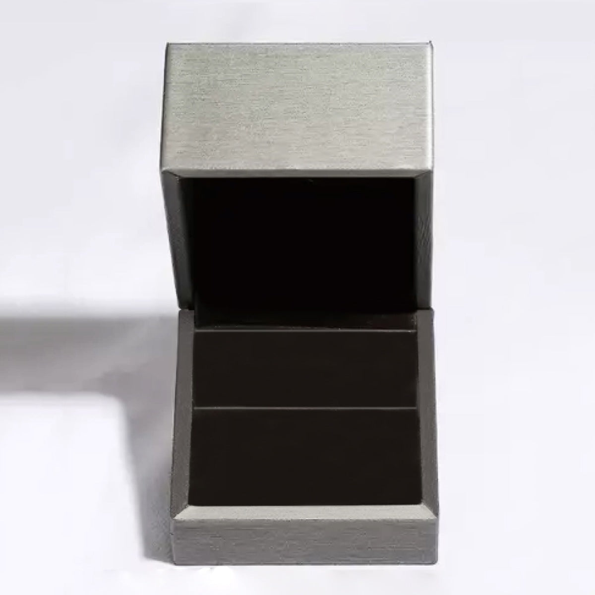 Ringverpackung: graue Schmuckbox mit Deckel und Einsatz