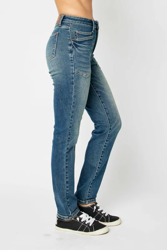 Dark high-waist skinny jeans, slim legs with cuffed hems and belt loops
