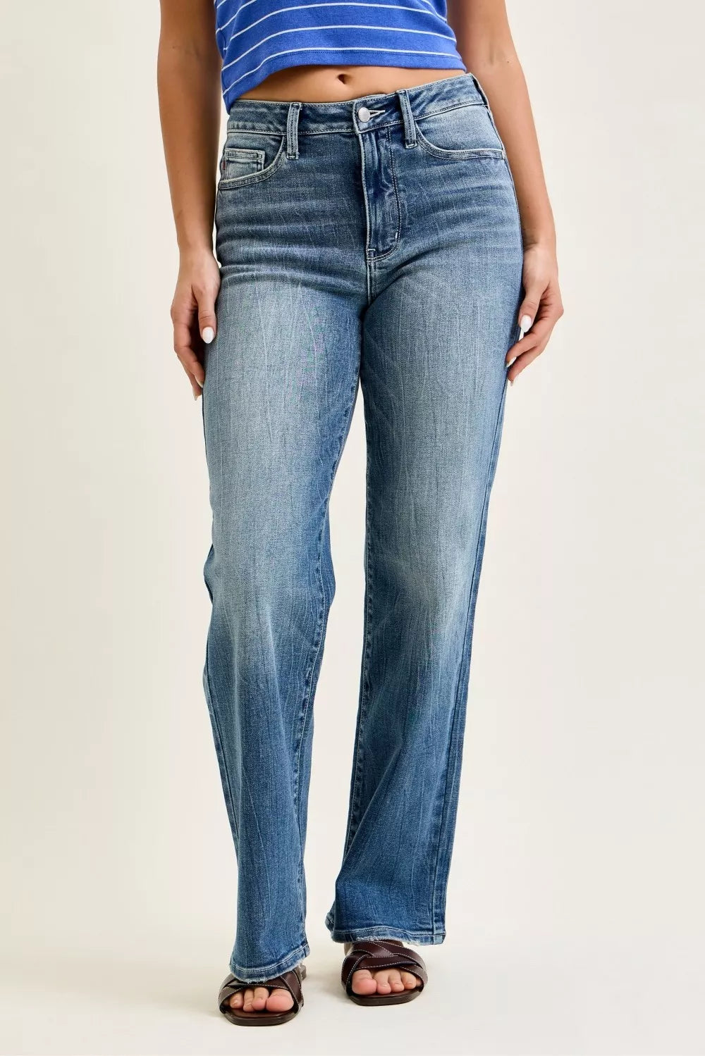 Mid-rise 90s straight jeans in medium wash, front pockets and zipper fly