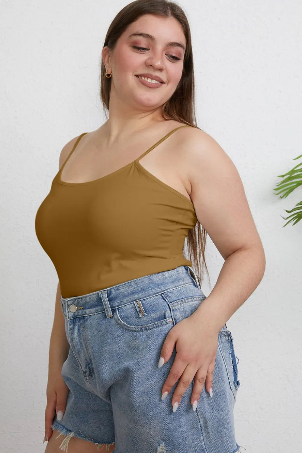 Schmale Cami mit Rundhalsausschnitt und Trägern, honigbraun, Plus Size