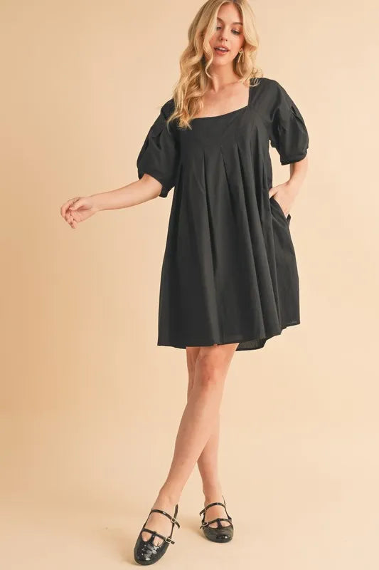 Schwarzes Babydoll-Kleid mit eckigem Ausschnitt, Taschen und schwingendem Rock