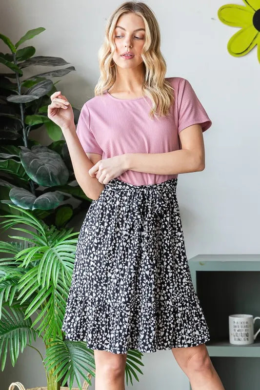 Mauve Kleid mit Kurzarm-Oberteil und geschwungenem schwarz-weißem Animal-Print Rock