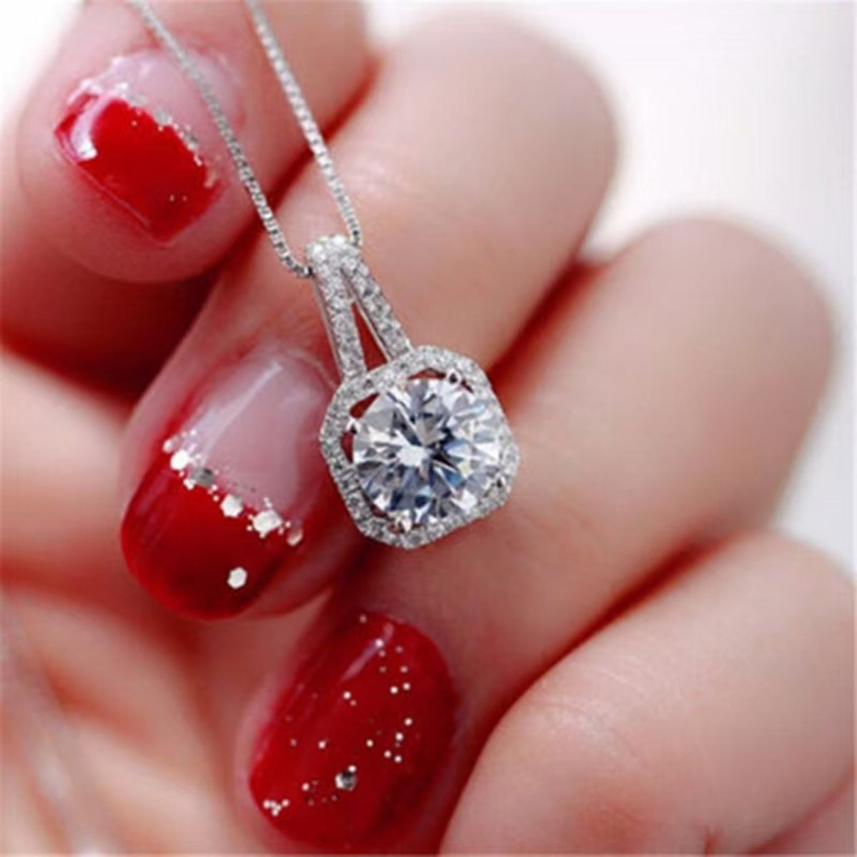 Nahaufnahme: 1-Carat Moissanite-Anhänger in 925 Sterlingsilberfassung mit funkelndem Stein