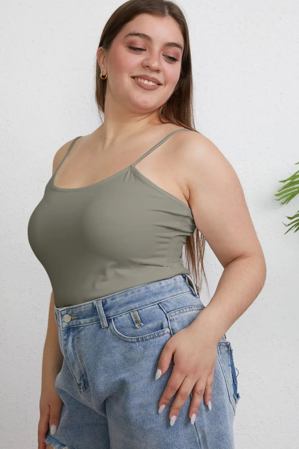 Camisola entallada oliva con tirantes finos y escote redondo
