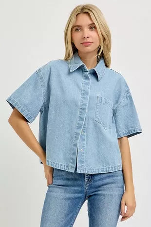 Light-wash oversized cropped denim shirt, half sleeves, button-front, chest pocket