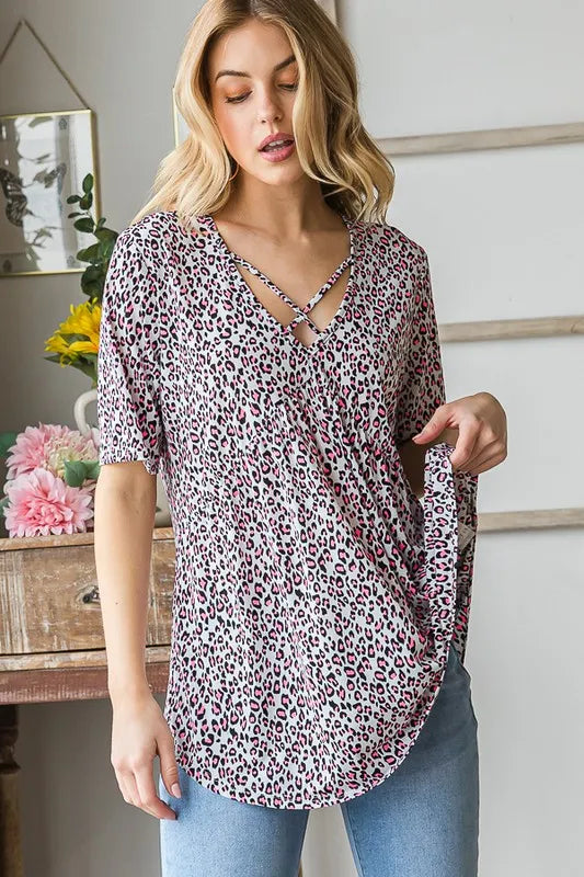 Nahaufnahme Babydoll-Top mit Leopardenmuster und gekreuztem Ausschnitt, Kurzarm
