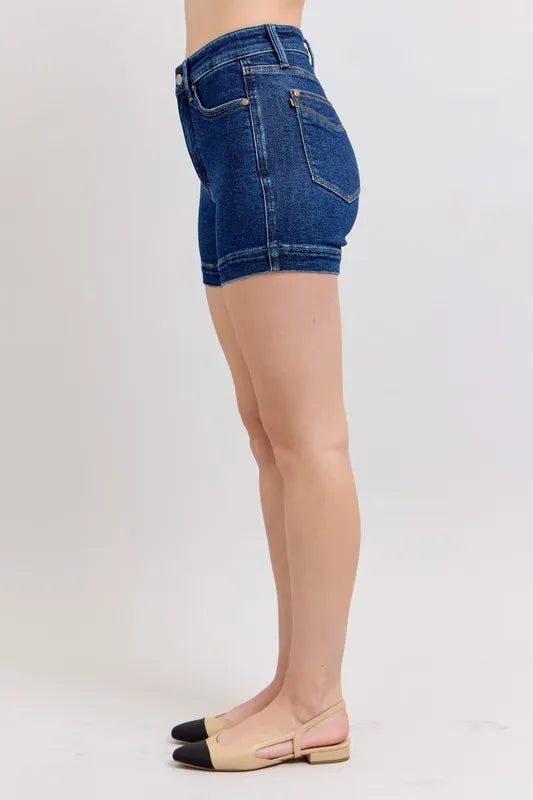 Seitliche Ansicht: Tummy-Control Jeansshorts mit hohem Bund, dunkelblau, kurze Beinlänge