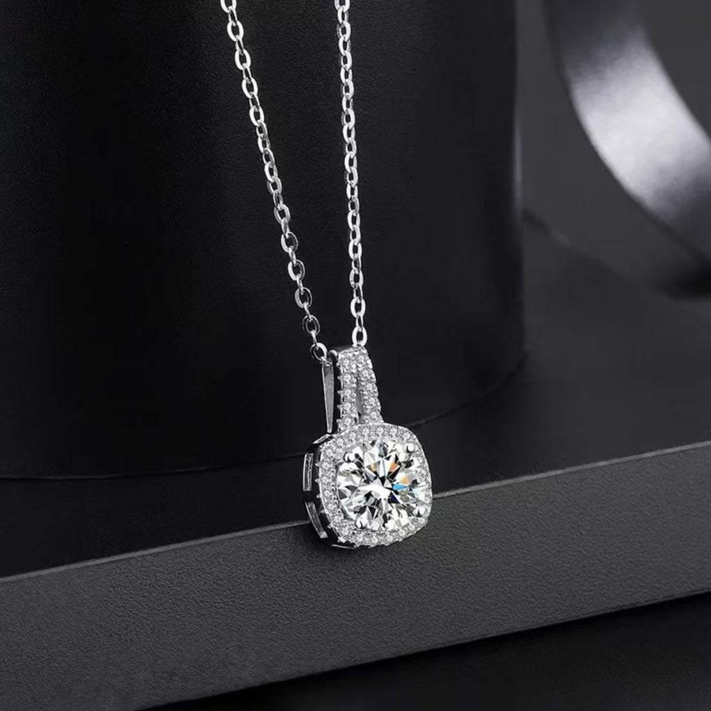 1-Carat Moissanite-Anhänger mit Tropfen-/Oval-Stein, 925 Sterlingsilber, Pavé-Umrandung