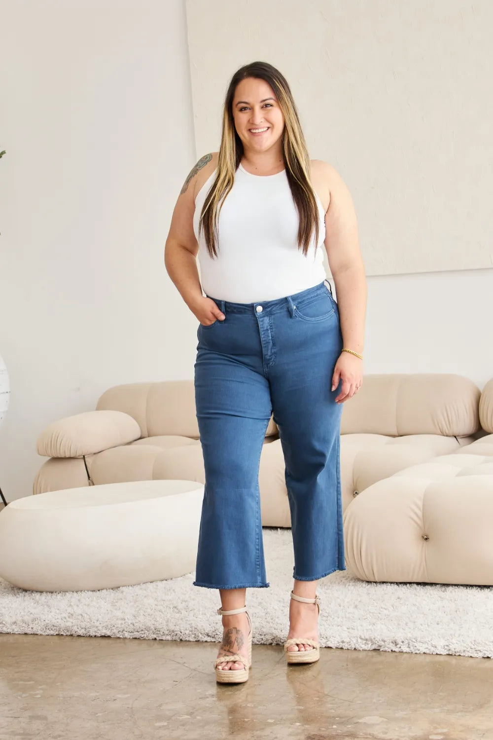 High-waist dark denim jeans with straight legs and raw, frayed hem