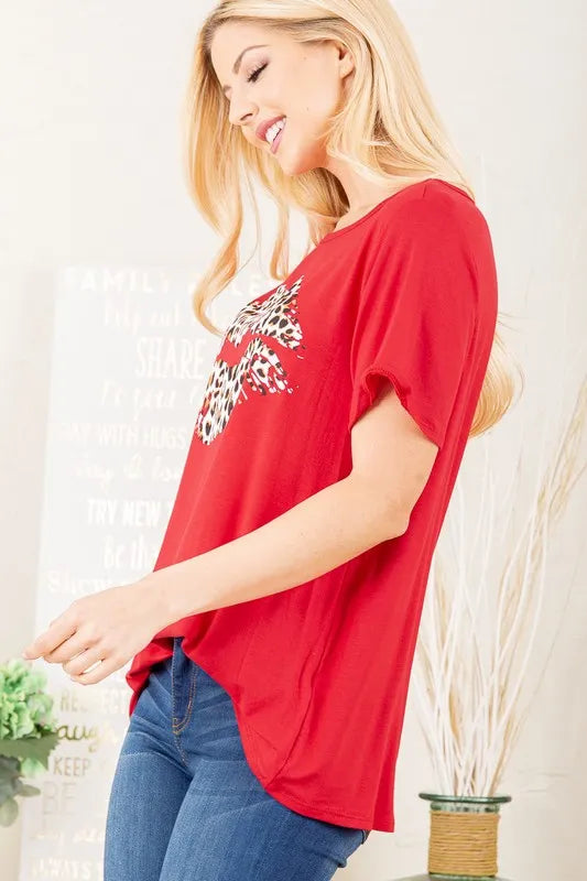 Rotes Kurzarm-T-Shirt, seitliche Ansicht; Leoparden-Lippen-Print vorne
