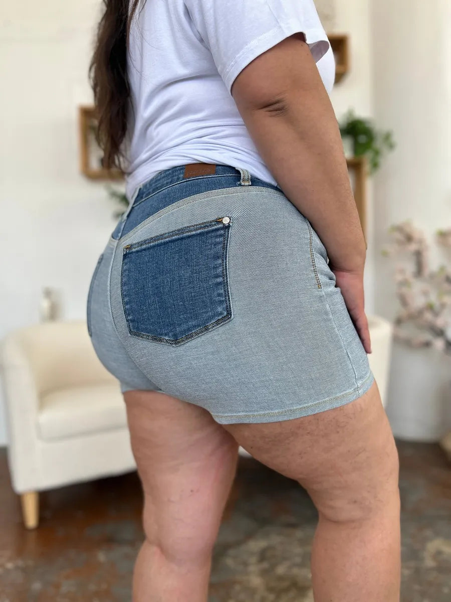 Jeansshorts Colorblock, schräger Rückenblick mit großer Gesäßtasche und Bundnaht