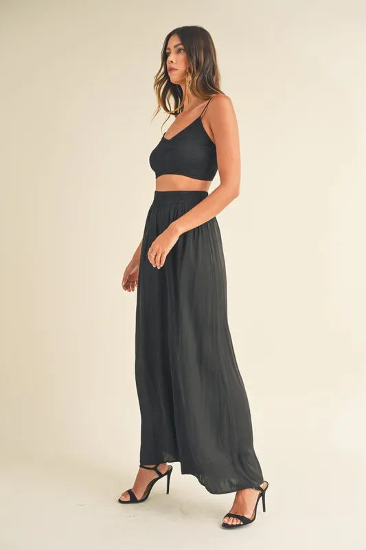 Conjunto negro: bralette sin mangas con tirantes y pantalón ancho fluido fruncido