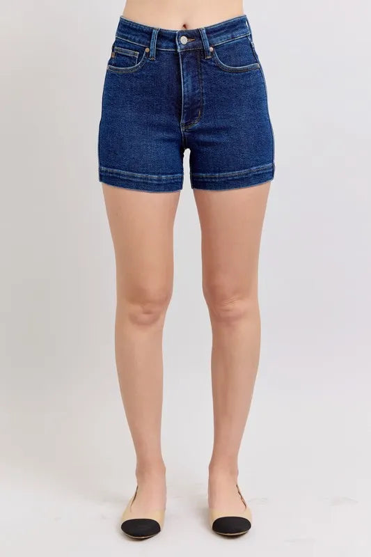 Judy Blue Plus denim shorts mit hohem Bund und Tummy-Control, dunkelblau, klassischer 5-Pocket-Stil