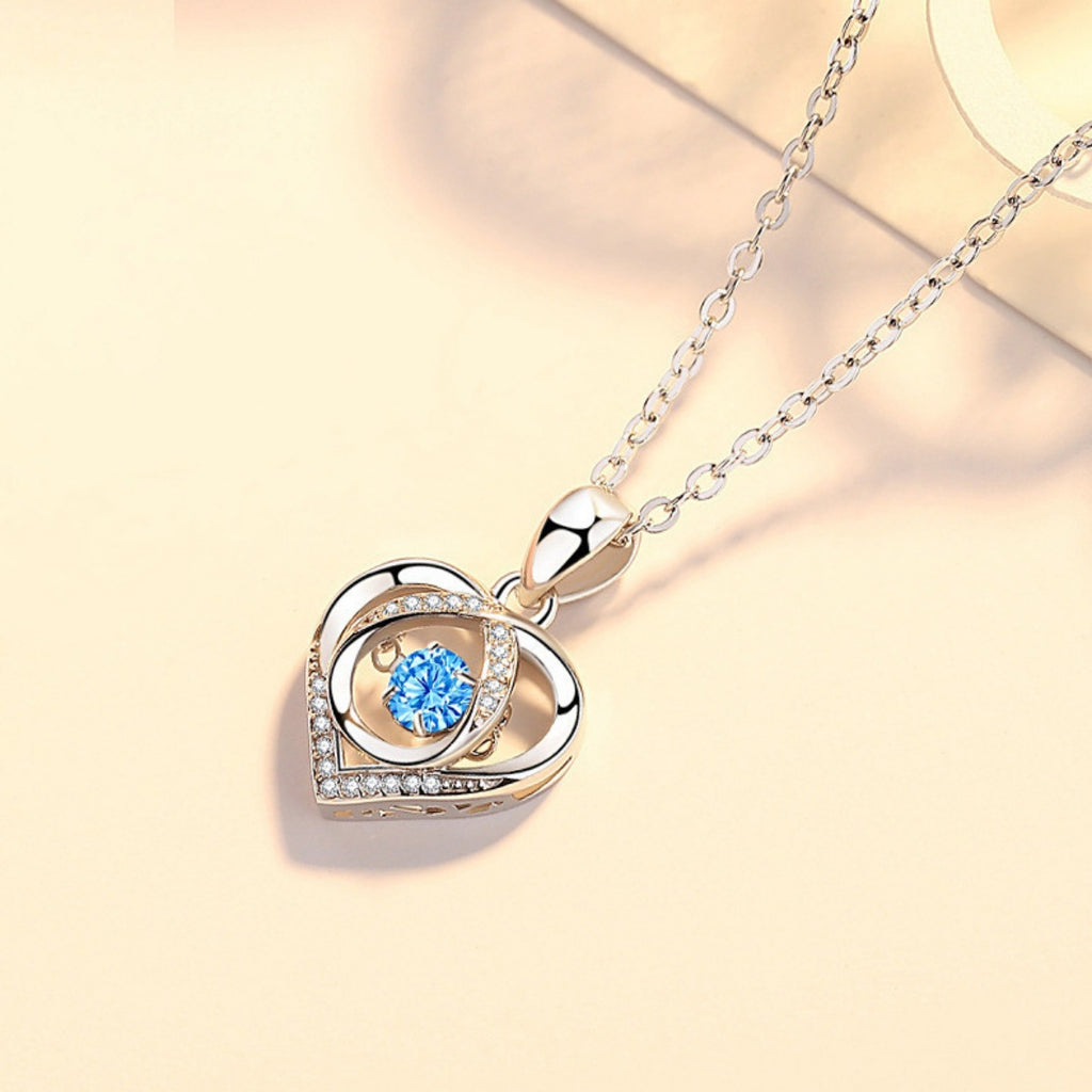 Herz-Anhänger Halskette mit blauem Stein, geschwungenem Rahmen und Glitzersteinen