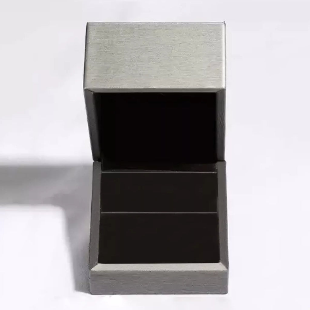 Schmuckbox für Ring, rechteckige graue Hülle mit schwarzem Einsatz