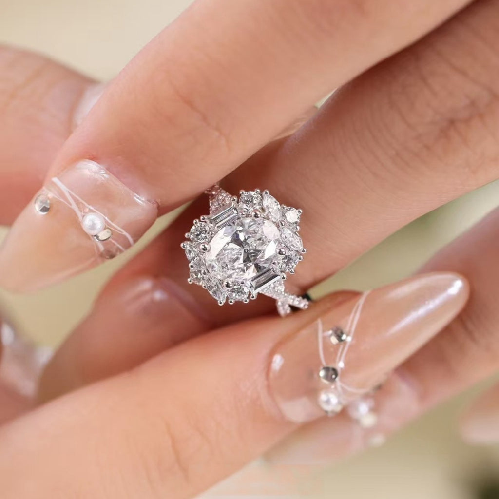 Detailansicht: 925 Sterlingsilber Ring mit 1 Karat Moissanite, umrahmt von funkelnden Steinen
