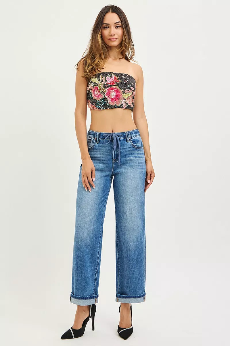 Medium-wash Boyfriend-Jeans mit elastischem Bund, weitem Bein und umgeschlagenem Saum