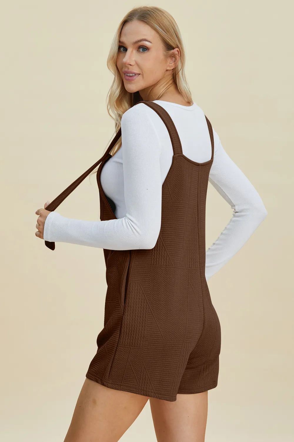 Double Take brauner Textur-Romper, seitliche Ansicht, breiter Träger und kurze Shorts
