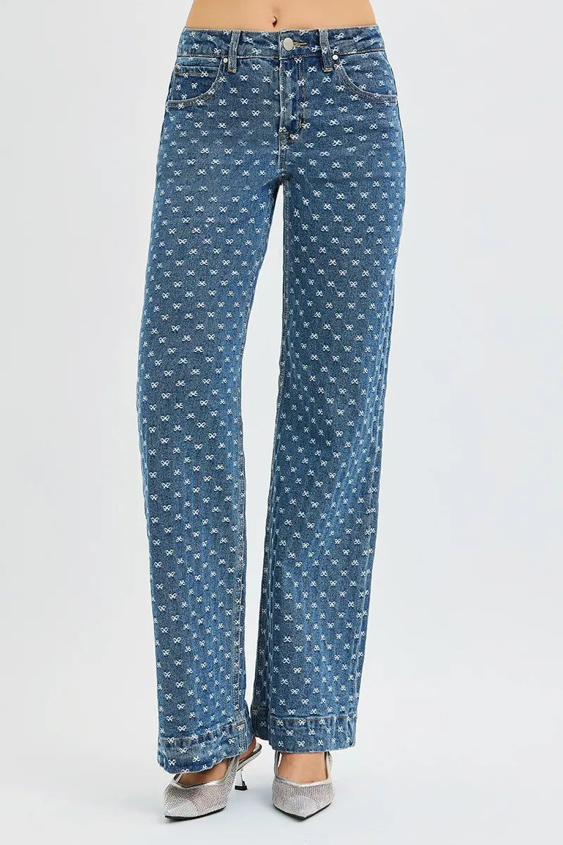 Rückansicht dunkler Wide-Leg Jeans mit Schleifenstickerei und hoher Taille