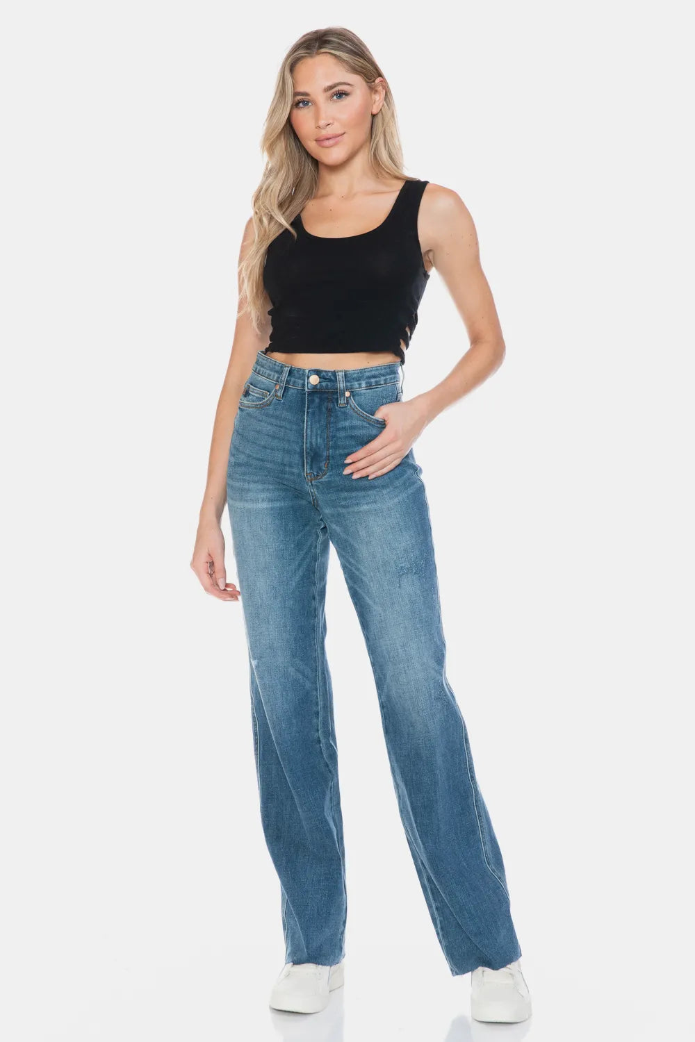 Judy Blue Straight Jeans in Medium Wash, hoher Bund, roher Saum am Saum