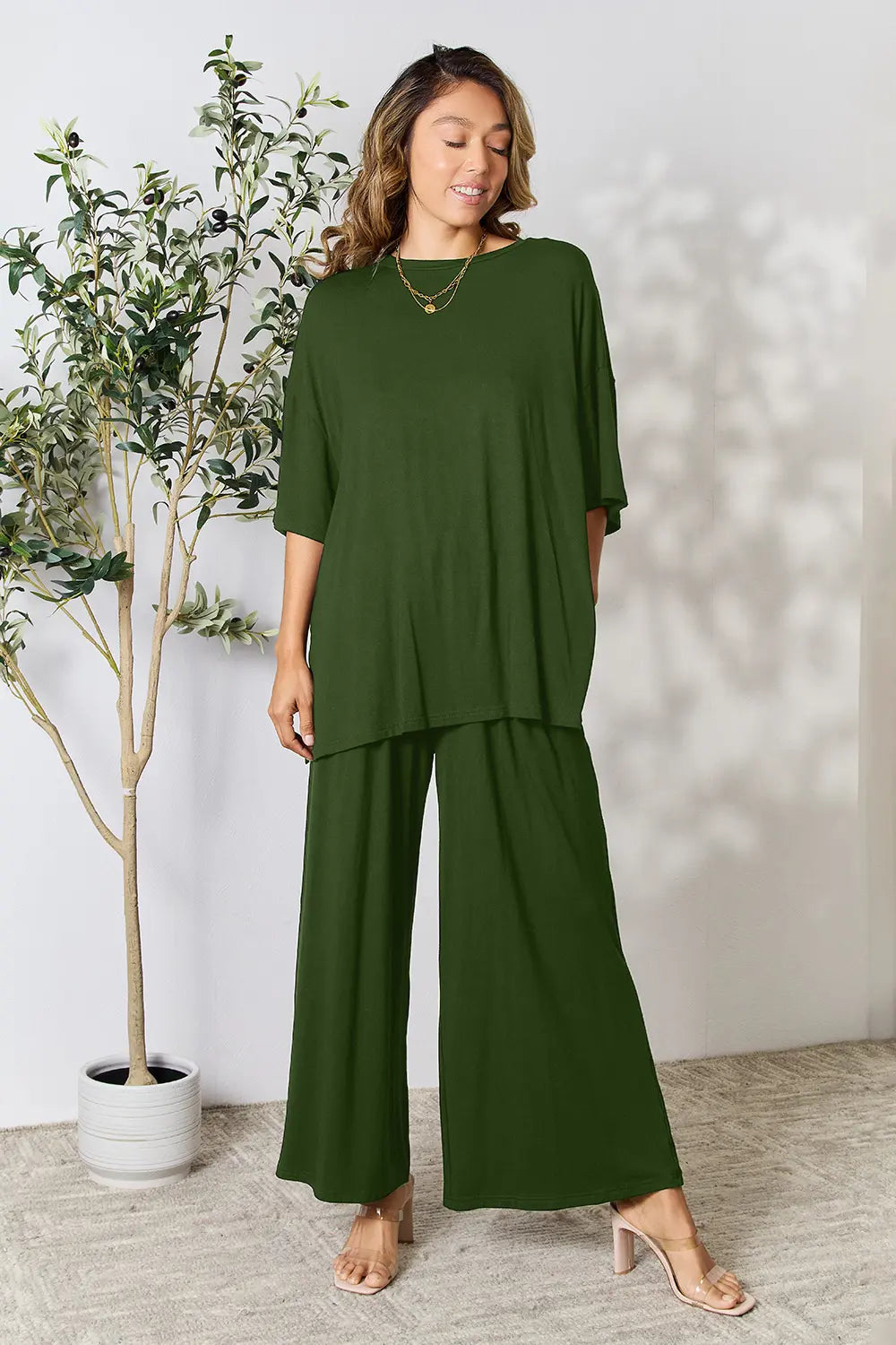 Conjunto Double Take con top de cuello redondo y pantalón ancho, verde