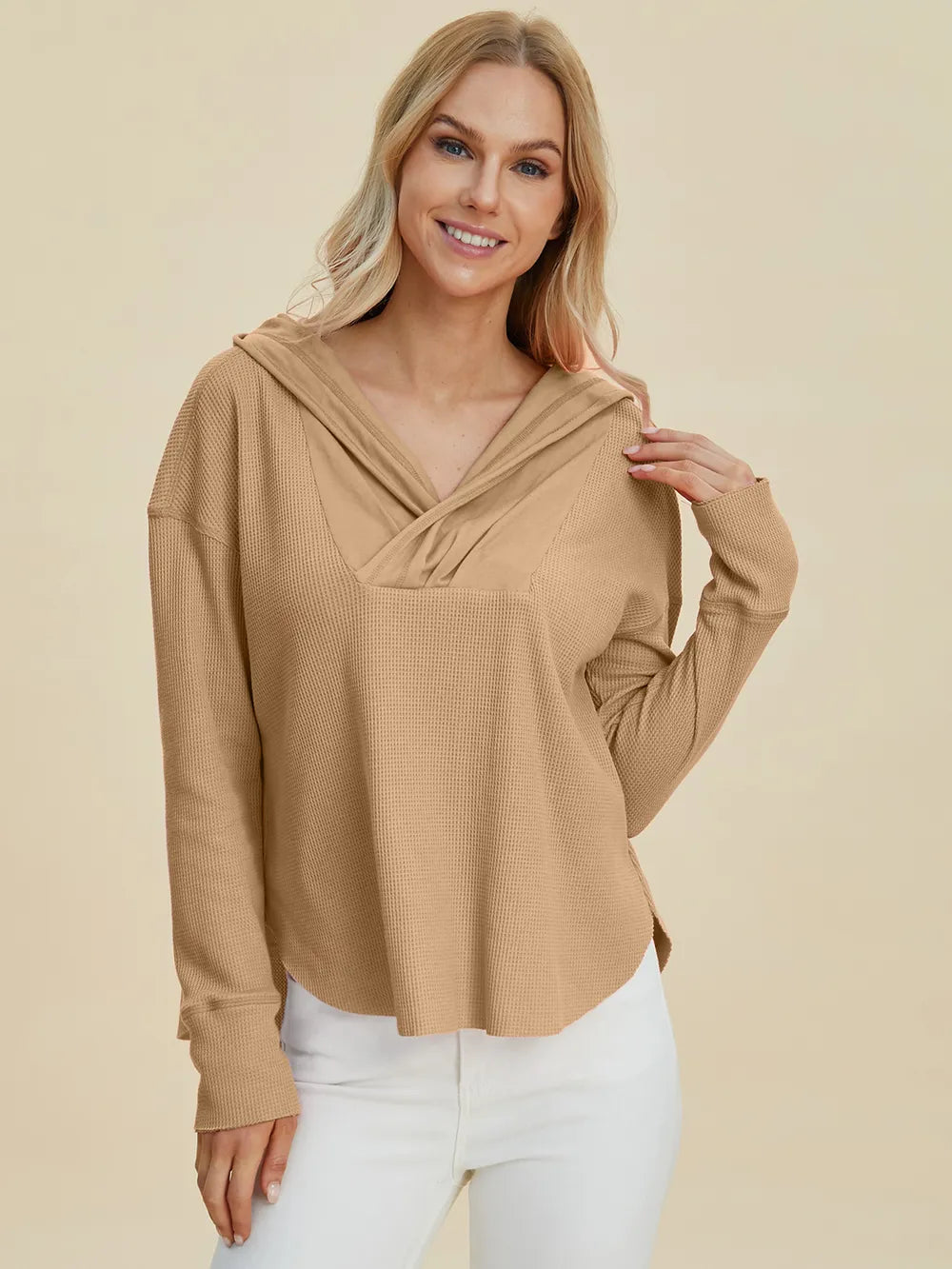 Camel high-low long-sleeve hoodie with hood and kangaroo pocket