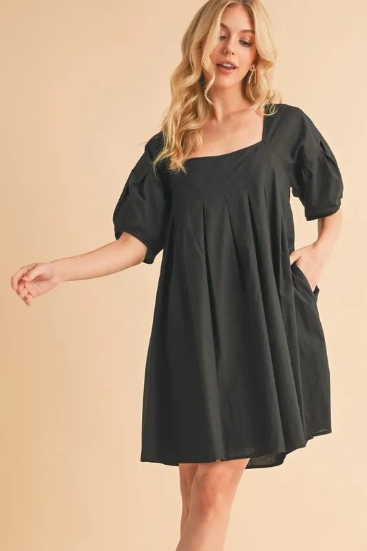 Aemi + Co schwarze Babydoll-Kleid mit eckigem Ausschnitt und Puffärmeln