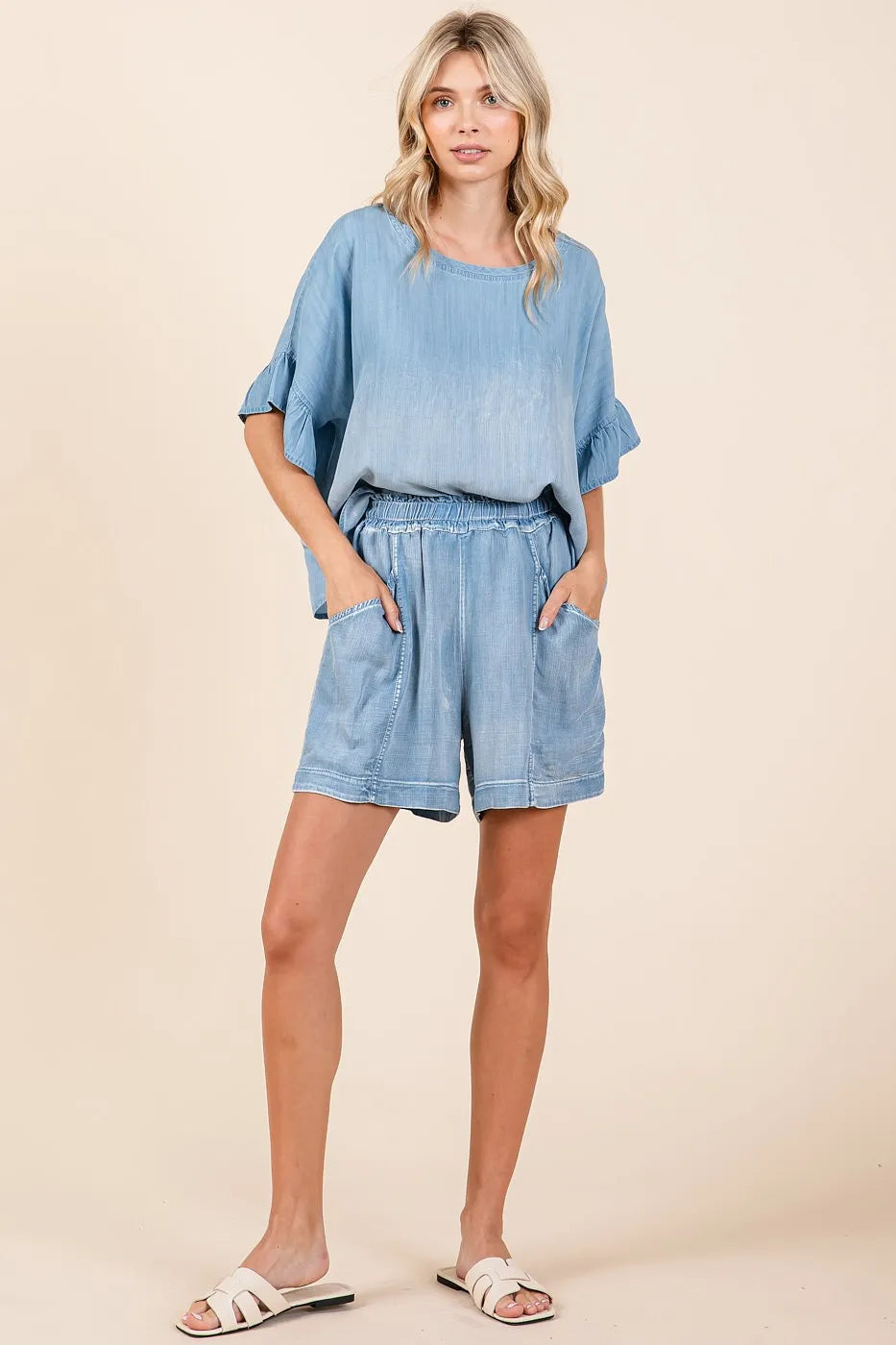Chambray easy-fit shorts in light denim blue with elastic waist and patch pockets
