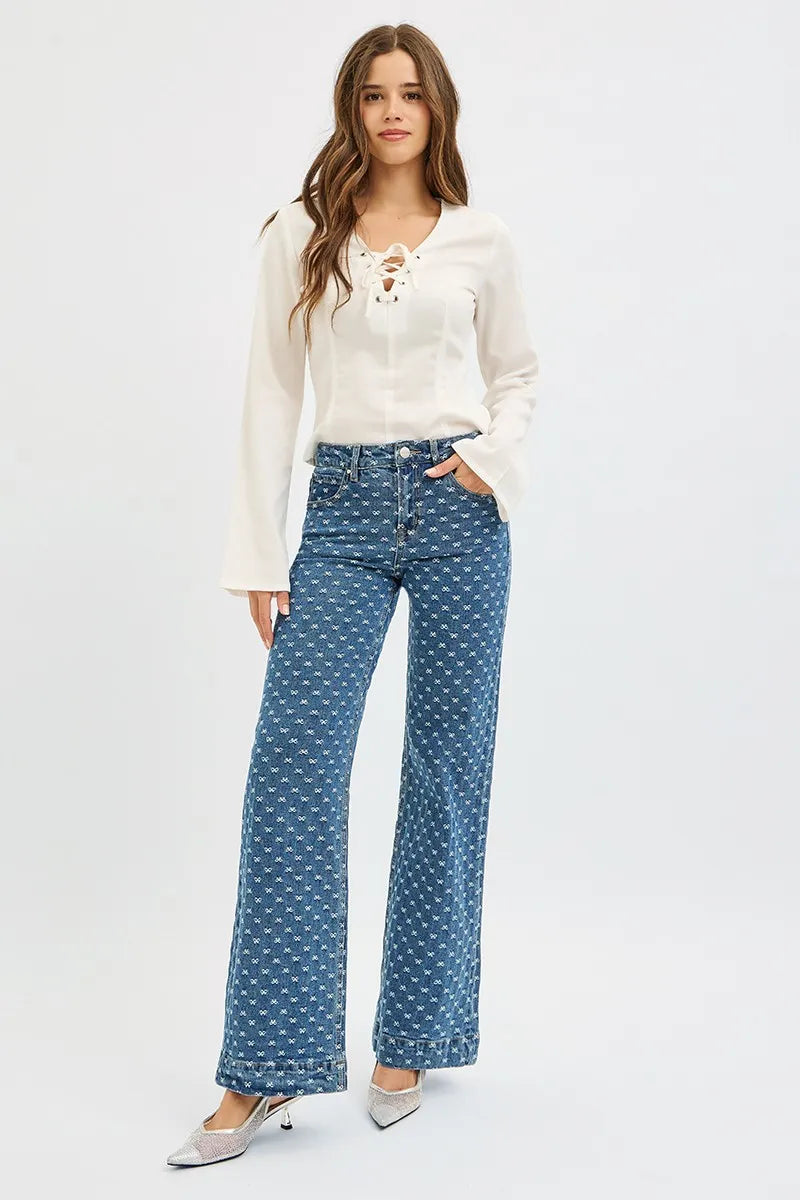 Dunkle Wide-Leg Jeans mit Schleifenstickerei und hoher Taille am Modell