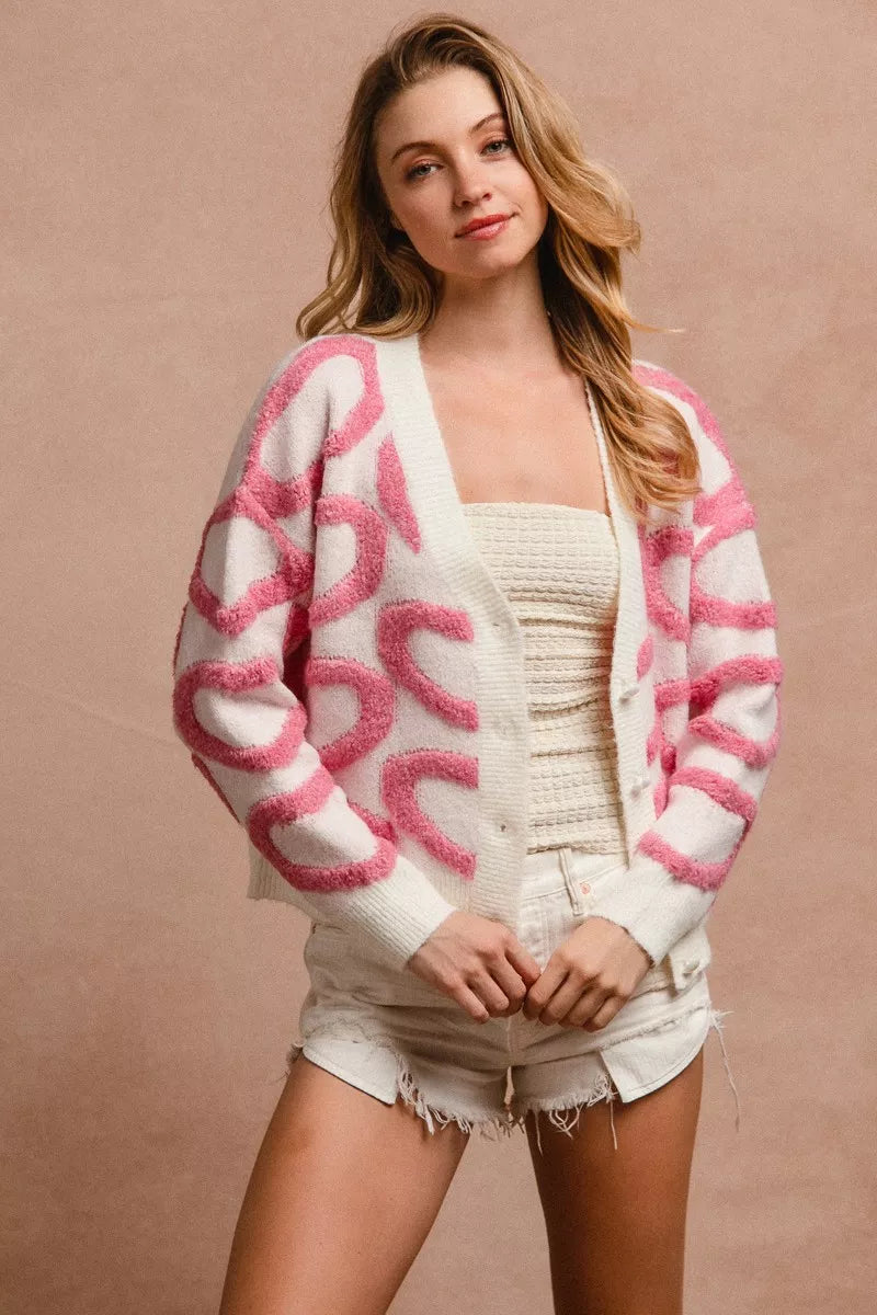 Cardigan con escote en V, blanco con corazones rosa, botones al centro